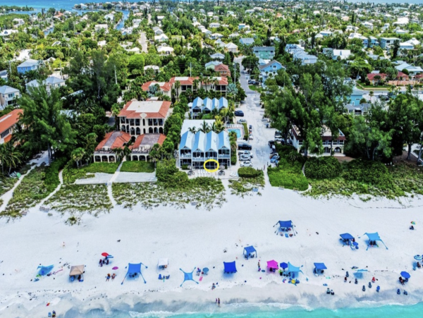 On Beach One Bedroom Condo with Communal Pool in Holmes Beach